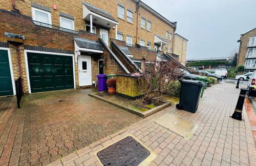 Cosy 2 Bedroom Canary Wharf House with Private Garden - Foto 28