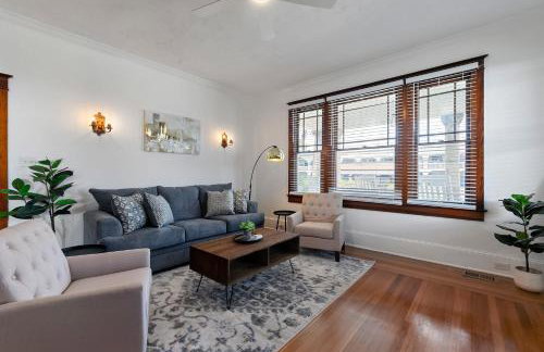 Old Mission Manor - Chic 2br 1ba Apartment - Sleeps 6 - Pool Table - 15 Min Walk to Downtown - Foto 1