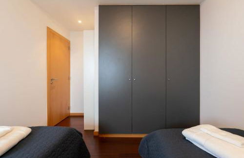 Modern Flat with Balcony & Garage by HostWise - Foto 30