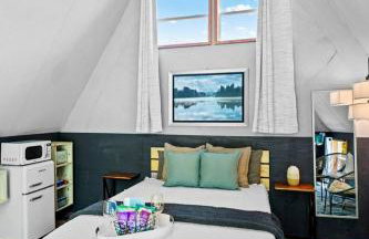 Creekside A-Frame Retreat with Treehouse Views, Hammock Lounge & Indoor-Outdoor Shower in New Port, Tennessee - Foto 6