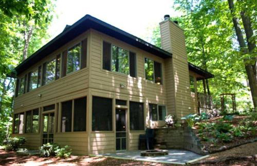 Woodshores Retreat - cozy retreat, hot tub, Lk MI - Photo 33