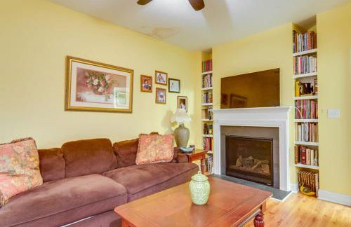 Spacious Lakefront Apt with Deck in Fayetteville! - Foto 2
