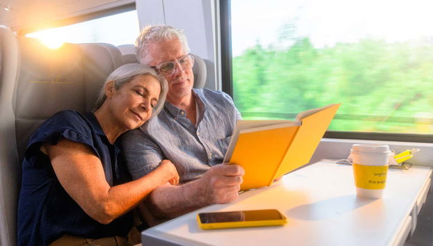 Un couple voyageant confortablement en train