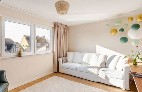 Charming top-floor apartment - Photo 2