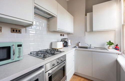 Sunny Corner Apartment in Center of London - Photo 6