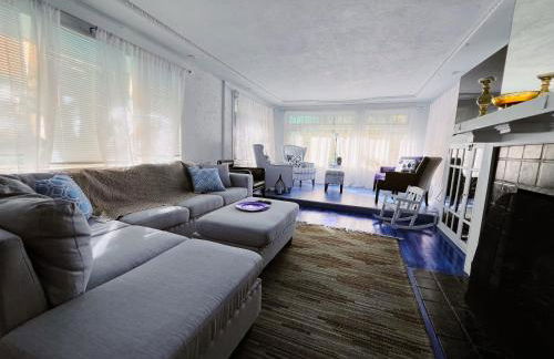 Charming 3 Bedroom Cottage Apartment in a Tudor-Style Home - Foto 5