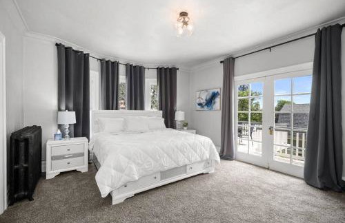 Historic Manor with 8 BDRMS 9 BATHS & 3 Kitchens - Foto 3