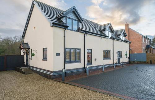 Modern 4-Bed Home Spacious & Comfortable - Pass the Keys - Foto 55