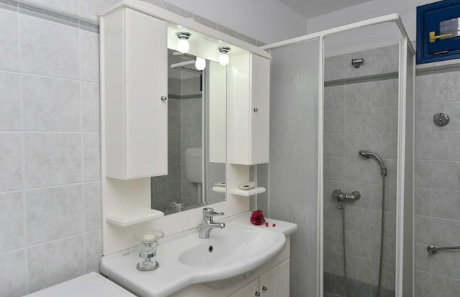 Sophia Villa Paros - Beachfront Villa at Lolantonis - Photo 53