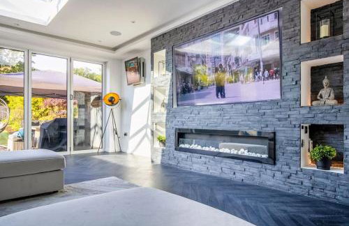 Luxury 4-Bedroom High-End Home, Includes Jacuzzi and Pool Table - Foto 28