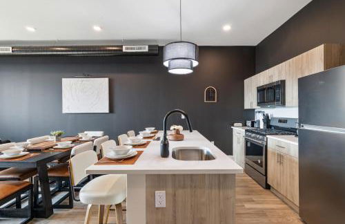 2BR 2BA, King bd, Gym, Free Parking, 8min to Train - Foto 17