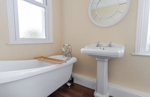 Stylish 3-Bed Home - 2 Mins to Beach & Town - Foto 9