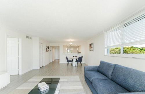 Modern Two Bedroom Suite with 2 King Beds Pool and Steps from the Beach - Foto 10