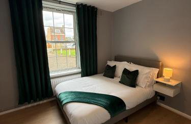 3 Bedroom Apartment with Balcony in London, Free Parking - Photo 12