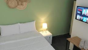 Suíte confortável e econômica perto de tudo - Foto 1