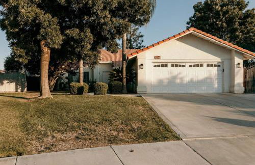 Stunning Home with Pool, Game Room and Firepit - Photo 4
