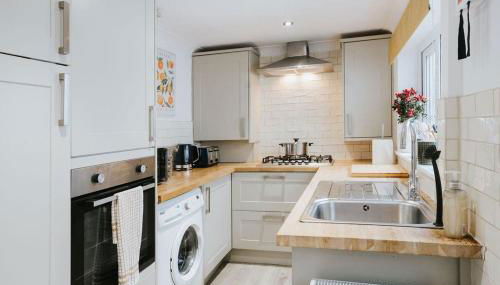 Central 3 Bed Home, Contractors, Garden, Fast WiFi, Smart TV - Foto 2, stove, dishwasher, toaster