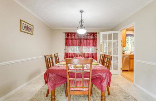 6 Mi to Stone Mountain Park Home with Deck! - Foto 10