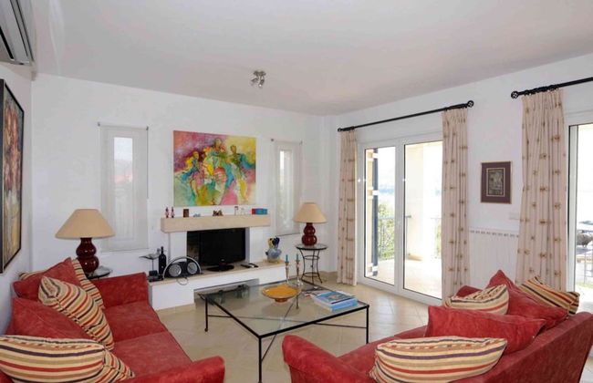 Villa in Finikounta Near Sandy Beach - Photo 9