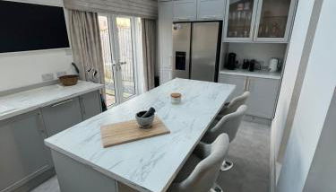 Stylish Home Away From Home! 6 Minutes from Beach! - Foto 3