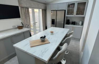 Stylish Home Away From Home! 6 Minutes from Beach! - Foto 3