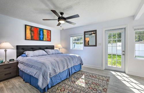 Chic Home with Fire Pit and Patio, Walk to Lake! - Foto 14