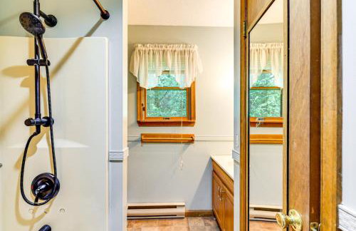 Secluded Family Cabin with Fire Pit in Lake Ariel! - Foto 17