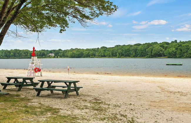 Maple Oasis by Avantstay Newly Built w/ Hot Tub, Game Room & Fire Pit - Photo 40