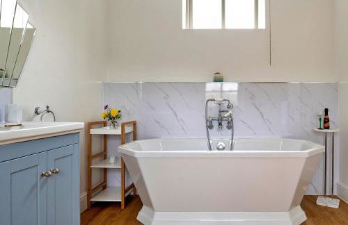 Finest Retreats - Moelis Granary - Luxury Cottage with Hot Tub - Photo 16