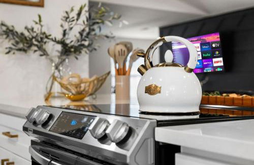 Spacious 6 Bed House near Airport, Pet-Friendly, Close to AFB - Photo 6