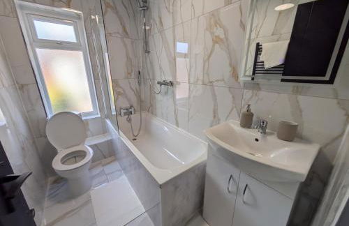 Modern Central Apartments with Balcony - Photo 44