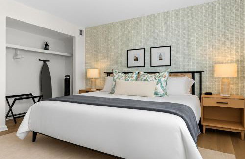 Bright & Spacious Flat Near the Heart of Royal Oak - Photo 2