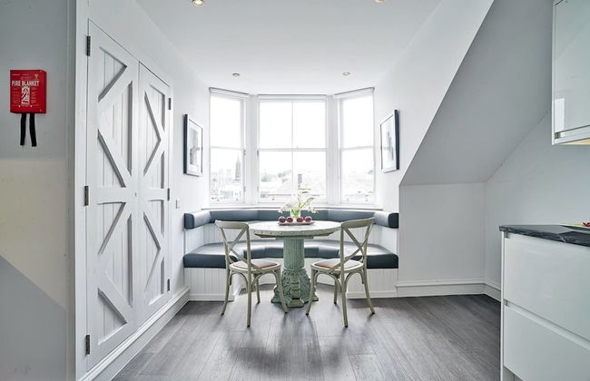 JOIVY Luxury George Street Apartments: Castle Suite - Photo 8