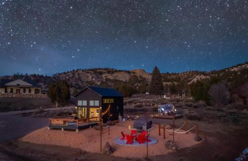 Stargazing Retreat with Hot Tub Deck Hammocks BBQ - Photo 2