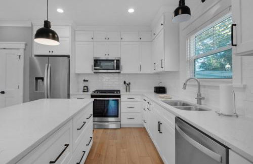 Golf Cart, 3 King Beds, Covered Rooftop Area, Half Mile to Beach! - Foto 15