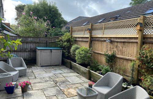 Lymington Courtyard: 4-Bed Modern Cottage Charm - Photo 25