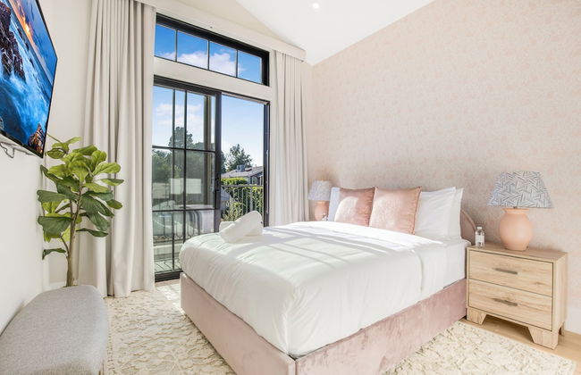 Villa Camellia - Charming 5 BR Home in the Heart of Studio City - Photo 8