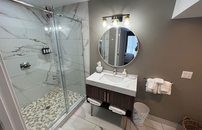 Lighthouse Inn & Suites - Photo 51