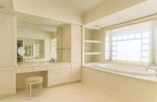 Luxury 7-Bedroom Villa with Pool in Glen Head - Foto 25