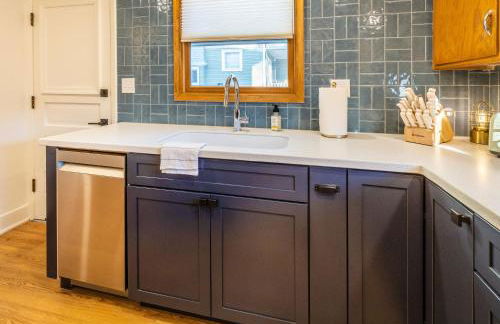 Family Retreat with Hot Tub, Game Room & Prime Location - Foto 42