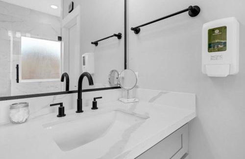 Gray Lux Hse 3BR 3 and half Ba MedCenter DownTWN HotTub - Photo 63