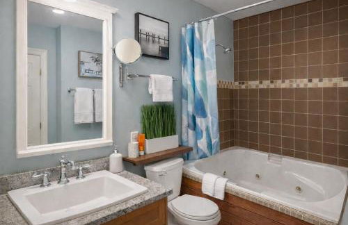 Vacation House, 2 Miles to Beach, Smart TVs, Grill - Foto 23