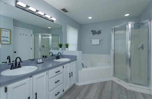 Lovely 4 Bed Oasis In the mix of everything - Photo 18