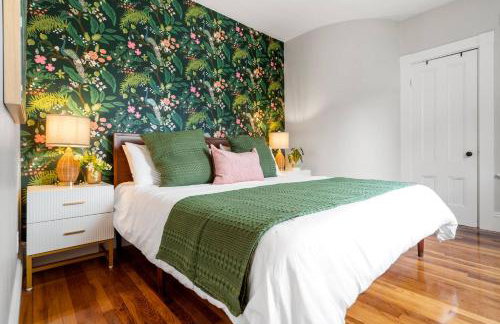 Downtown Beverly|KING BED|Minutes to Salem+Train - Photo 2