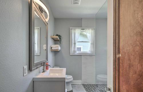 Historic Home with Yard Near St Marys Strip! - Foto 17