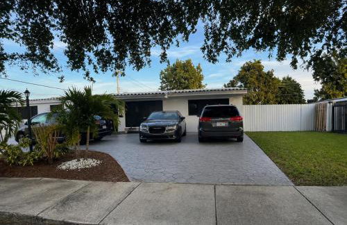 Modern Miami Home l Sleeps 12 l Free Parking - Photo 54