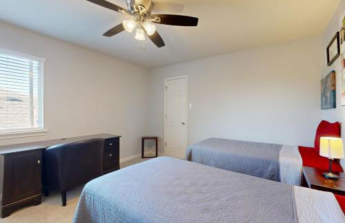 Charming family friendly home, enclosed backyard & 20 miles from San Antonio - Foto 21