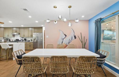 5BR w Pool, Golf Simulator, Game Room & EV Charger - Foto 11