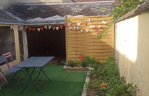 Élégante maison de ville avec cour intérieure, centre de Châteaudun, proche sites touristiques - FR-1-581-115 - Foto 1