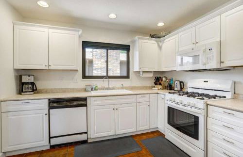 Central 3BR Home Near UCCS & Hospitals | MTR Ready - Foto 13